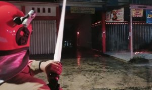 Petugas Damkarmat Kabupaten Bojonegoro melakukan pemadaman kebakaran ruko Rocket Chicken di Desa Baureno Selatan, Kecamatan Baureno.