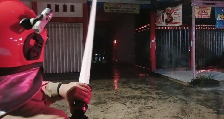 Petugas Damkarmat Kabupaten Bojonegoro melakukan pemadaman kebakaran ruko Rocket Chicken di Desa Baureno Selatan, Kecamatan Baureno.