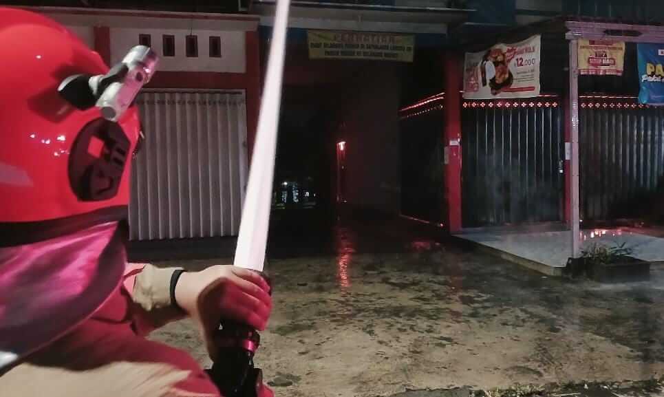 Petugas Damkarmat Kabupaten Bojonegoro melakukan pemadaman kebakaran ruko Rocket Chicken di Desa Baureno Selatan, Kecamatan Baureno.