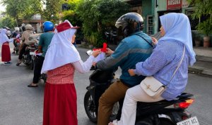 Foto istimewa newsbojonegoro.com Siswa SDN Campurejo 1 Bojonegoro membagikan bendera Merah Putih kepada pengendara