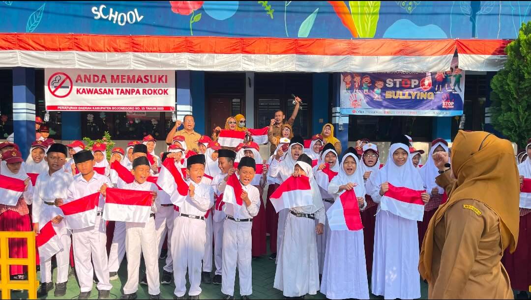 Kepala SDN Campurejo 1 Rina Bojonegoro Susilowati, S.Pd, bersama guru dan para siswa berfoto bersama usai kegiatan pembagian Bendera Merah Putih dalam rangka menyemarakkan HUT ke-81 Kemerdekaan Republik Indonesia, Senin (3/8/2026).