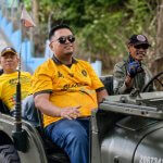 Ketua DPD Partai Golkar Kabupaten Bojonegoro Ahmad Supriyanto (depan, mengenakan jersey kuning) bersama Sekretaris DPD Partai Golkar Kabupaten Bojonegoro Moch. Mansyur (belakang) saat mengikuti rangkaian kegiatan pendidikan politik dan eksplorasi Geopark Wonocolo, Kecamatan Kedewan, Minggu (2/8/2026).