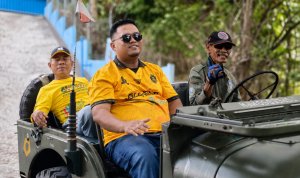 Ketua DPD Partai Golkar Kabupaten Bojonegoro Ahmad Supriyanto (depan, mengenakan jersey kuning) bersama Sekretaris DPD Partai Golkar Kabupaten Bojonegoro Moch. Mansyur (belakang) saat mengikuti rangkaian kegiatan pendidikan politik dan eksplorasi Geopark Wonocolo, Kecamatan Kedewan, Minggu (2/8/2026).