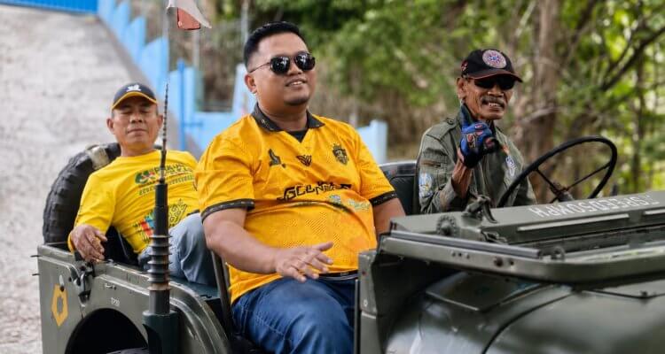 Ketua DPD Partai Golkar Kabupaten Bojonegoro Ahmad Supriyanto (depan, mengenakan jersey kuning) bersama Sekretaris DPD Partai Golkar Kabupaten Bojonegoro Moch. Mansyur (belakang) saat mengikuti rangkaian kegiatan pendidikan politik dan eksplorasi Geopark Wonocolo, Kecamatan Kedewan, Minggu (2/8/2026).