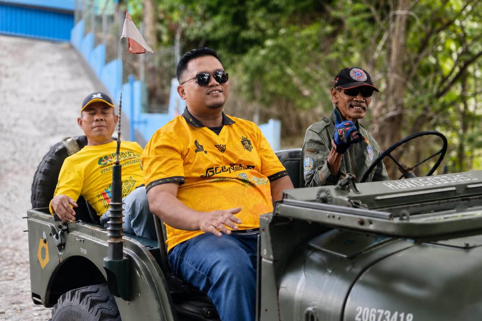 Dok istimewa Ketua DPD Partai Golkar Kabupaten Bojonegoro Ahmad Supriyanto (depan, mengenakan jersey kuning) bersama Sekretaris DPD Partai Golkar Kabupaten Bojonegoro Moch. Mansyur (belakang) saat mengikuti rangkaian kegiatan pendidikan politik dan eksplorasi Geopark Wonocolo, Kecamatan Kedewan, Minggu (2/8/2026).