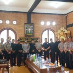 Kapolres Bojonegoro AKBP Yenni Diarty, S.I.K., M.H., bersama Ketua PSHT Cabang Bojonegoro Pusat Madiun Wahyu Subakdiono dan jajaran pengurus saat bersilaturahmi di Padepokan PSHT, Jalan Kolonel Sugiono, Kecamatan Kota Bojonegoro, Senin (3/8/2026).