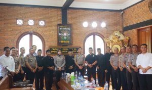 Dok istimewa Kapolres Bojonegoro AKBP Yenni Diarty, S.I.K., M.H., bersama Ketua PSHT Cabang Bojonegoro Pusat Madiun Wahyu Subakdiono dan jajaran pengurus saat bersilaturahmi di Padepokan PSHT, Jalan Kolonel Sugiono, Kecamatan Kota Bojonegoro, Senin (3/8/2026).