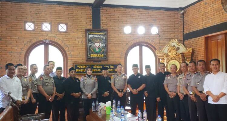 Kapolres Bojonegoro AKBP Yenni Diarty, S.I.K., M.H., bersama Ketua PSHT Cabang Bojonegoro Pusat Madiun Wahyu Subakdiono dan jajaran pengurus saat bersilaturahmi di Padepokan PSHT, Jalan Kolonel Sugiono, Kecamatan Kota Bojonegoro, Senin (3/8/2026).