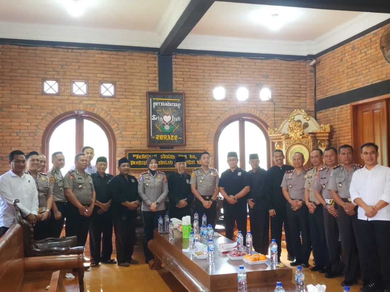 Kapolres Bojonegoro AKBP Yenni Diarty, S.I.K., M.H., bersama Ketua PSHT Cabang Bojonegoro Pusat Madiun Wahyu Subakdiono dan jajaran pengurus saat bersilaturahmi di Padepokan PSHT, Jalan Kolonel Sugiono, Kecamatan Kota Bojonegoro, Senin (3/8/2026).