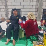 Warga SH Terate Ranting Kanor mengikuti kegiatan donor darah yang digelar bersamaan dengan pengambilan sabuk hijau di Gedung Puslat SH Terate Ranting Kanor, Selasa (4/8/2026) malam.