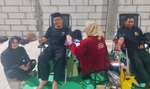 Warga SH Terate Ranting Kanor mengikuti kegiatan donor darah yang digelar bersamaan dengan pengambilan sabuk hijau di Gedung Puslat SH Terate Ranting Kanor, Selasa (4/8/2026) malam.