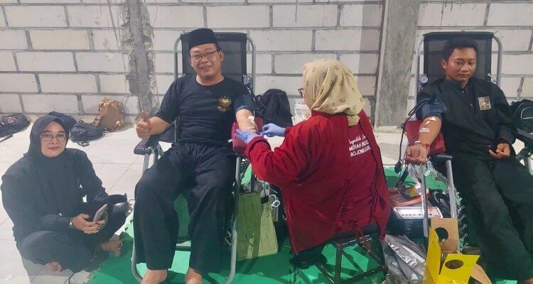 Warga SH Terate Ranting Kanor mengikuti kegiatan donor darah yang digelar bersamaan dengan pengambilan sabuk hijau di Gedung Puslat SH Terate Ranting Kanor, Selasa (4/8/2026) malam.