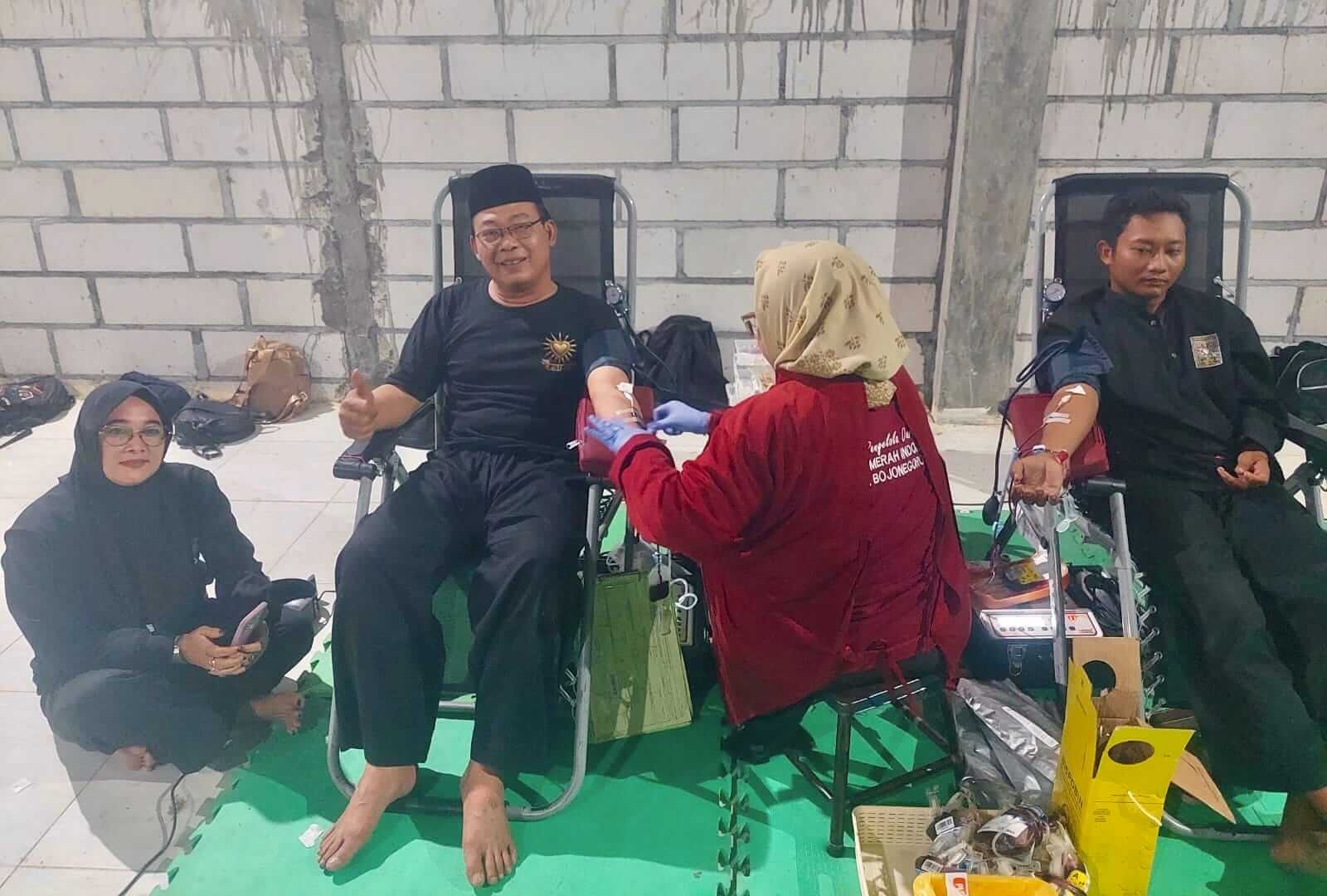 Warga SH Terate Ranting Kanor mengikuti kegiatan donor darah yang digelar bersamaan dengan pengambilan sabuk hijau di Gedung Puslat SH Terate Ranting Kanor, Selasa (4/8/2026) malam.