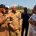 Wakil Bupati Bojonegoro Nurul Azizah bersama jajaran terkait melakukan sidak aktivitas penggalian dan pengangkutan tanah di Dusun Kentong, Desa Sumberejo, Kecamatan Malo. Dalam sidak tersebut, tim menemukan puluhan truk mengantre mengangkut material tanah dan memeriksa dokumen perizinan yang ditunjukkan penjaga lokasi. (AI).
