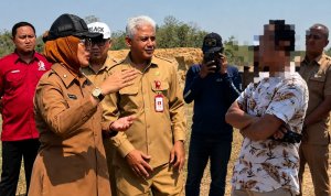 IMG-20260805-WA0059(1) Wakil Bupati Bojonegoro Nurul Azizah bersama jajaran terkait melakukan sidak aktivitas penggalian dan pengangkutan tanah di Dusun Kentong, Desa Sumberejo, Kecamatan Malo. Dalam sidak tersebut, tim menemukan puluhan truk mengantre mengangkut material tanah dan memeriksa dokumen perizinan yang ditunjukkan penjaga lokasi. (AI).