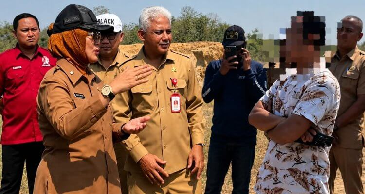 Wakil Bupati Bojonegoro Nurul Azizah bersama jajaran terkait melakukan sidak aktivitas penggalian dan pengangkutan tanah di Dusun Kentong, Desa Sumberejo, Kecamatan Malo. Dalam sidak tersebut, tim menemukan puluhan truk mengantre mengangkut material tanah dan memeriksa dokumen perizinan yang ditunjukkan penjaga lokasi. (AI).