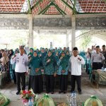 Ketua TP PKK Bojonegoro Cantika Wahono bersama peserta kegiatan di Desa Kawangmangu.