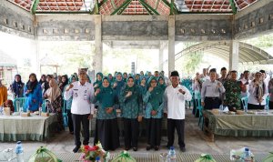 Cantika Wahono Bersama Jajaran TP PKK Bojonegoro di Kawangmangu Ketua TP PKK Bojonegoro Cantika Wahono bersama peserta kegiatan di Desa Kawangmangu.