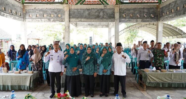 Ketua TP PKK Bojonegoro Cantika Wahono bersama peserta kegiatan di Desa Kawangmangu.