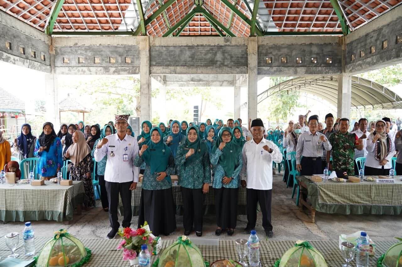 Ketua TP PKK Bojonegoro Cantika Wahono bersama peserta kegiatan di Desa Kawangmangu.