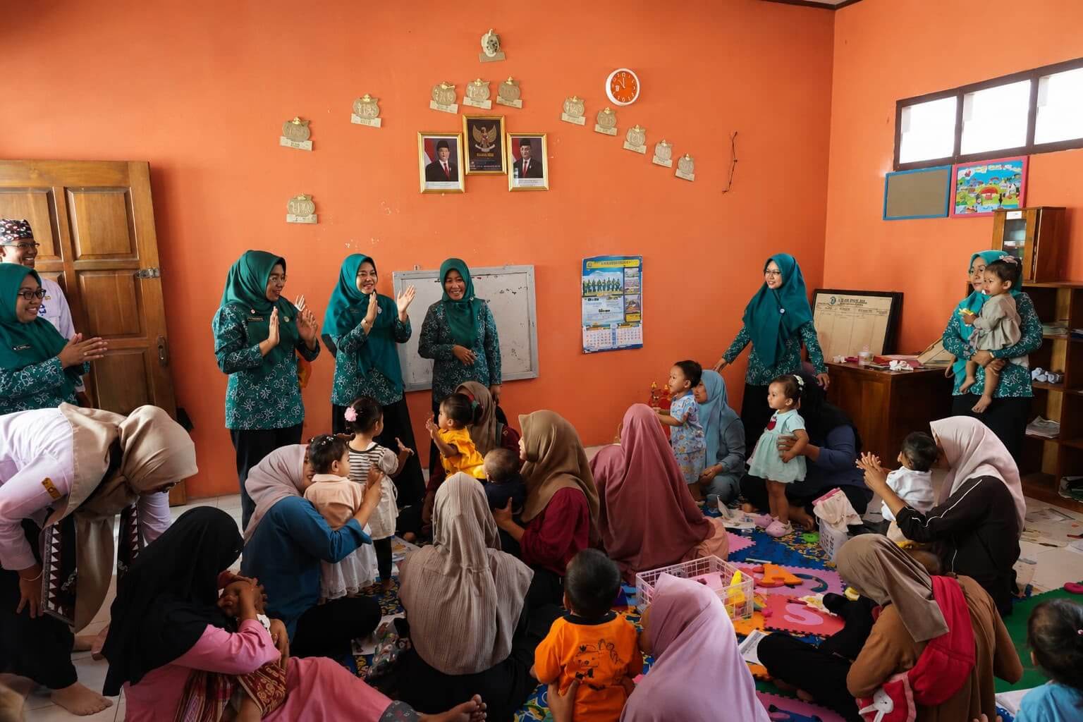 Ketua TP PKK Bojonegoro Cantika Wahono bersama peserta kegiatan di Desa Kawangmangu.