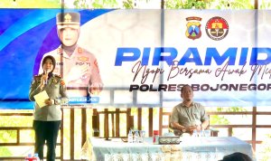 Kapolres Bojonegoro AKBP Yenni Diarty memberikan sambutan dalam kegiatan Piramida "Ngopi Bersama Awak Media" di Warung Pinggir Nggawan, Bojonegoro, Kamis (6/8/2026). Kegiatan ini menjadi pertemuan perdana Kapolres dengan insan pers sekaligus memperkuat sinergi dalam menjaga kondusivitas daerah dan menangkal penyebaran hoaks. Kapolres Bojonegoro AKBP Yenni Diarty memberikan sambutan dalam kegiatan Piramida "Ngopi Bersama Awak Media" di Warung Pinggir Nggawan, Bojonegoro, Kamis (6/8/2026). Kegiatan ini menjadi pertemuan perdana Kapolres dengan insan pers sekaligus memperkuat sinergi dalam menjaga kondusivitas daerah dan menangkal penyebaran hoaks.
