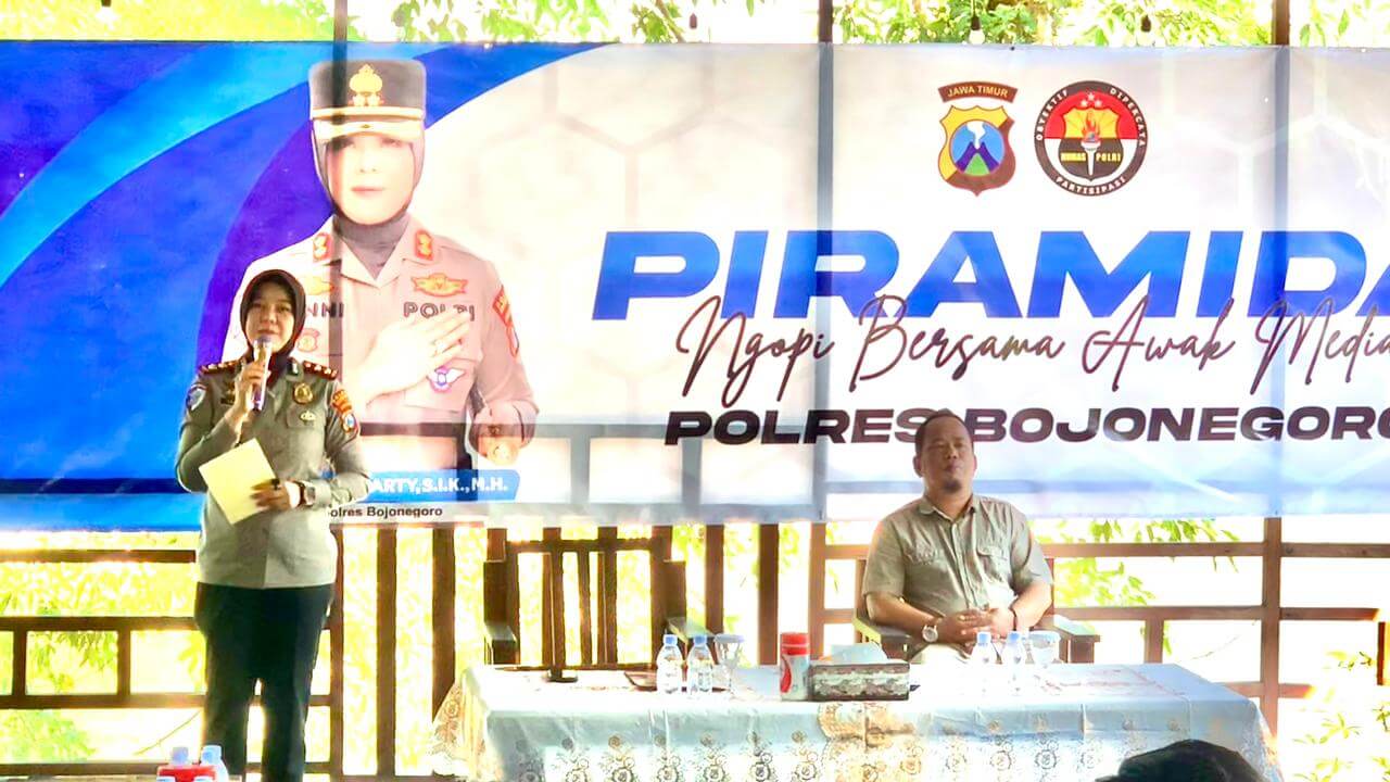 Kapolres Bojonegoro AKBP Yenni Diarty memberikan sambutan dalam kegiatan Piramida "Ngopi Bersama Awak Media" di Warung Pinggir Nggawan, Bojonegoro, Kamis (6/8/2026). Kegiatan ini menjadi pertemuan perdana Kapolres dengan insan pers sekaligus memperkuat sinergi dalam menjaga kondusivitas daerah dan menangkal penyebaran hoaks. Kapolres Bojonegoro AKBP Yenni Diarty memberikan sambutan dalam kegiatan Piramida "Ngopi Bersama Awak Media" di Warung Pinggir Nggawan, Bojonegoro, Kamis (6/8/2026). Kegiatan ini menjadi pertemuan perdana Kapolres dengan insan pers sekaligus memperkuat sinergi dalam menjaga kondusivitas daerah dan menangkal penyebaran hoaks.