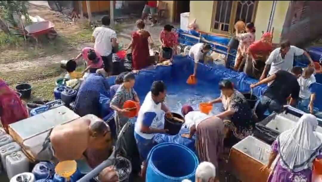Foto Istimewa Warga mengantre mengambil air bersih dari tandon penampungan saat musim kemarau di Kabupaten Bojonegoro tahun 2026.