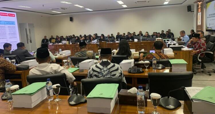 Suasana rapat lanjutan pembahasan Perubahan KUA-PPAS APBD Tahun Anggaran 2026 di Ruang Badan Anggaran DPRD Kabupaten Bojonegoro. Dalam rapat tersebut, Banggar DPRD menolak usulan Pemkab Bojonegoro yang mengurangi target penerimaan Pajak Daerah sebesar Rp15,4 miliar.