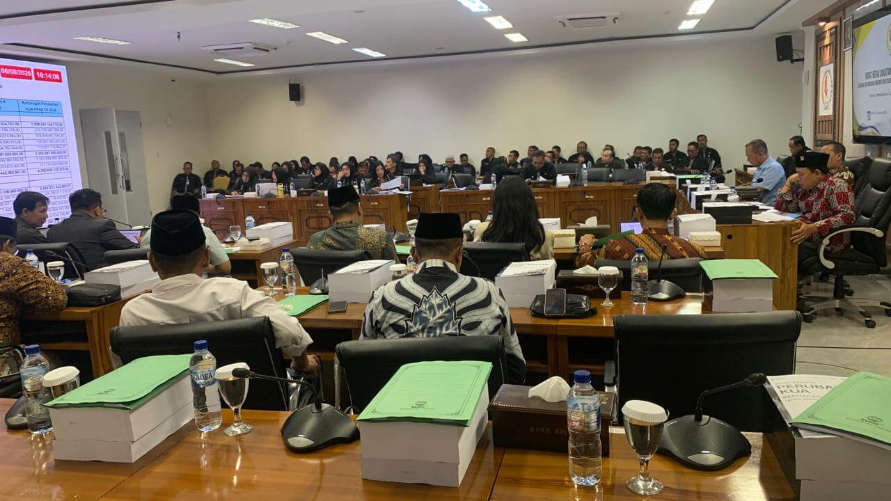 Suasana rapat lanjutan pembahasan Perubahan KUA-PPAS APBD Tahun Anggaran 2026 di Ruang Badan Anggaran DPRD Kabupaten Bojonegoro. Dalam rapat tersebut, Banggar DPRD menolak usulan Pemkab Bojonegoro yang mengurangi target penerimaan Pajak Daerah sebesar Rp15,4 miliar. Suasana rapat lanjutan pembahasan Perubahan KUA-PPAS APBD Tahun Anggaran 2026 di Ruang Badan Anggaran DPRD Kabupaten Bojonegoro. Dalam rapat tersebut, Banggar DPRD menolak usulan Pemkab Bojonegoro yang mengurangi target penerimaan Pajak Daerah sebesar Rp15,4 miliar.