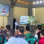 Mahasiswa KKN-TK Kelompok 8 Universitas Bojonegoro bersama masyarakat saat kegiatan sosialisasi hutan lestari, pembagian bibit cabai dan penanaman pohon di Desa Sumberbendo, Kecamatan Bubulan, Bojonegoro.