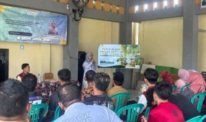 Mahasiswa KKN-TK Kelompok 8 Universitas Bojonegoro bersama masyarakat saat kegiatan sosialisasi hutan lestari, pembagian bibit cabai dan penanaman pohon di Desa Sumberbendo, Kecamatan Bubulan, Bojonegoro.