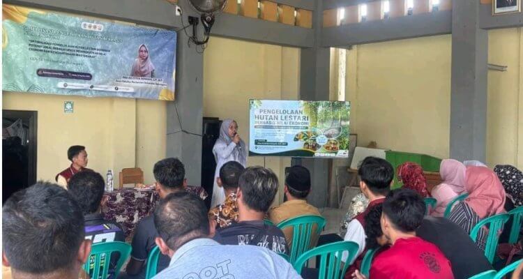 Mahasiswa KKN-TK Kelompok 8 Universitas Bojonegoro bersama masyarakat saat kegiatan sosialisasi hutan lestari, pembagian bibit cabai dan penanaman pohon di Desa Sumberbendo, Kecamatan Bubulan, Bojonegoro.