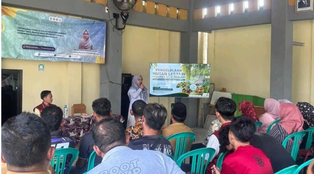 Mahasiswa KKN-TK Kelompok 8 Universitas Bojonegoro bersama masyarakat saat kegiatan sosialisasi hutan lestari, pembagian bibit cabai dan penanaman pohon di Desa Sumberbendo, Kecamatan Bubulan, Bojonegoro.