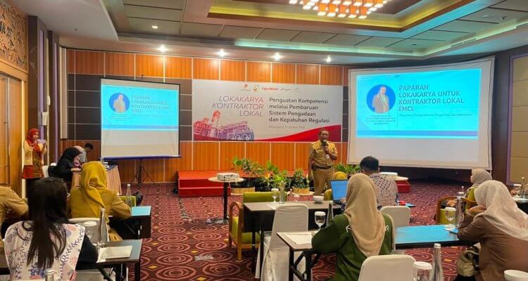 Mahmudi Kepala Dinperinaker Bojonegoro dalam Lokakarya Kontraktor Lokal EMCL