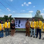 Mahasiswa KKN Kelompok 8 Universitas Bojonegoro bersama Pemerintah Desa Sumberbendo saat penyerahan Peta Potensi Desa dan Buku Sejarah Desa. Dok. Tim KKN 8 Unigoro 2026.