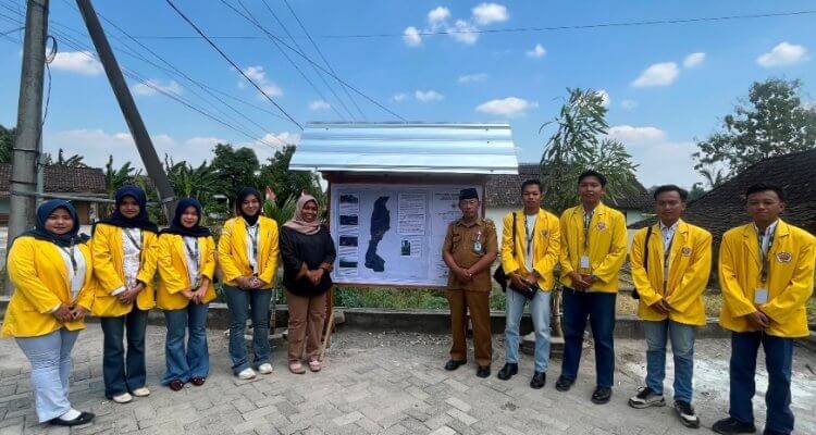 Mahasiswa KKN Kelompok 8 Universitas Bojonegoro bersama Pemerintah Desa Sumberbendo saat penyerahan Peta Potensi Desa dan Buku Sejarah Desa. Dok. Tim KKN 8 Unigoro 2026.