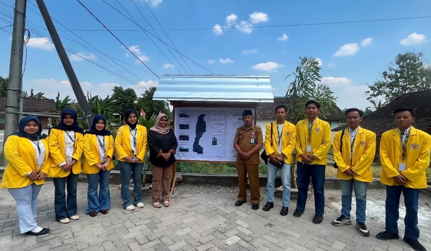 Mahasiswa KKN Kelompok 8 Universitas Bojonegoro bersama Pemerintah Desa Sumberbendo saat penyerahan Peta Potensi Desa dan Buku Sejarah Desa. Dok. Tim KKN 8 Unigoro 2026.