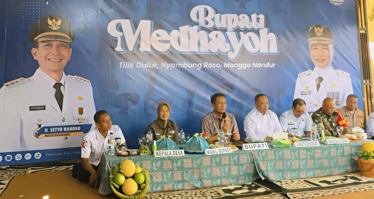 Bupati Bojonegoro Setyo Wahono bersama Wakil Bupati Nurul Azizah saat kegiatan Medhayoh di Desa Cengkir, Kecamatan Kepohbaru, Rabu (12/8/2026).