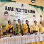 Ketua DPD Partai Golkar Kabupaten Bojonegoro Ahmad Supriyanto bersama jajaran pengurus saat rapat persiapan Rakerda DPD Golkar Bojonegoro.