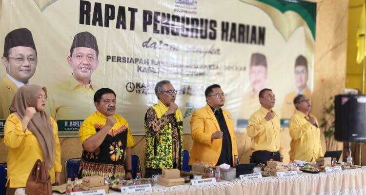 Ketua DPD Partai Golkar Kabupaten Bojonegoro Ahmad Supriyanto bersama jajaran pengurus saat rapat persiapan Rakerda DPD Golkar Bojonegoro.
