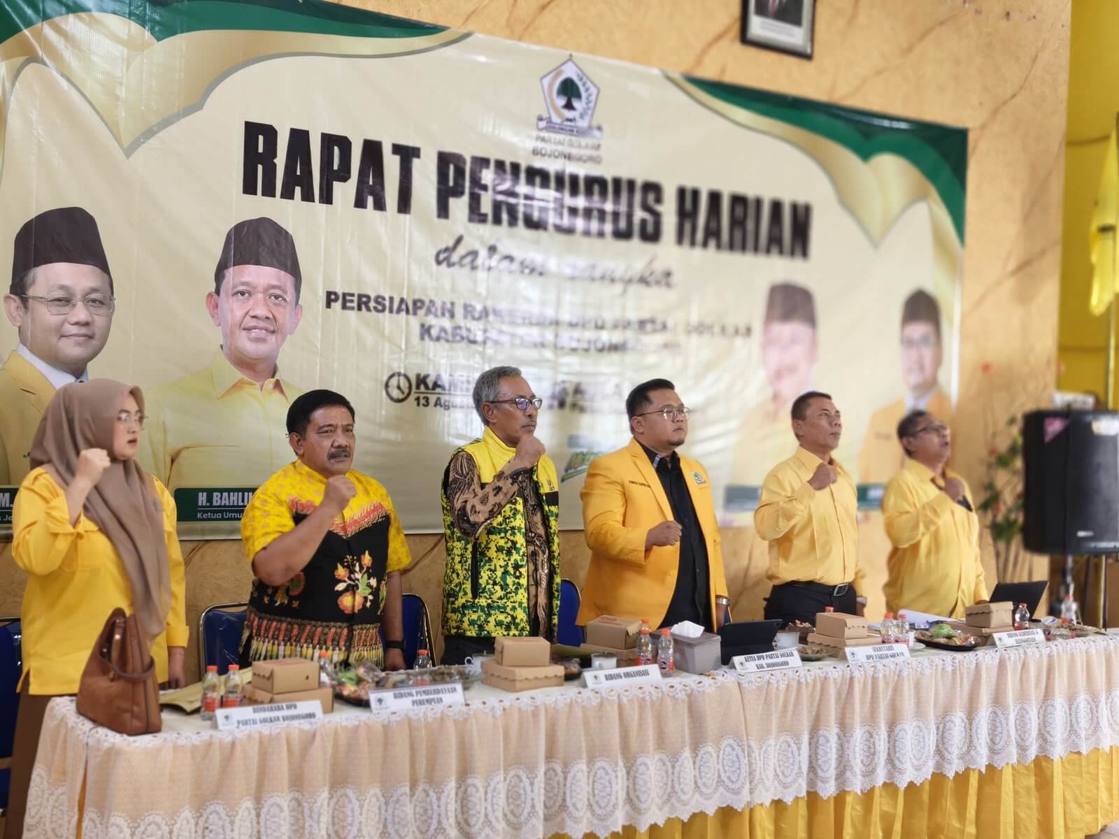 Ketua DPD Partai Golkar Kabupaten Bojonegoro Ahmad Supriyanto bersama jajaran pengurus saat rapat persiapan Rakerda DPD Golkar Bojonegoro.