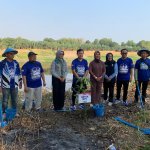 Ketua DPC Partai Demokrat Bojonegoro Sukur Priyanto bersama Wakil Bupati Bojonegoro Hj. Nurul Azizah dan kader Demokrat dalam Gerakan Langit Biru Indonesia Asri di tepi Bengawan Solo, Desa Kauman.