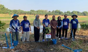 Dok istimewa Ketua DPC Partai Demokrat Bojonegoro Sukur Priyanto bersama Wakil Bupati Bojonegoro Hj. Nurul Azizah dan kader Demokrat dalam Gerakan Langit Biru Indonesia Asri di tepi Bengawan Solo, Desa Kauman.