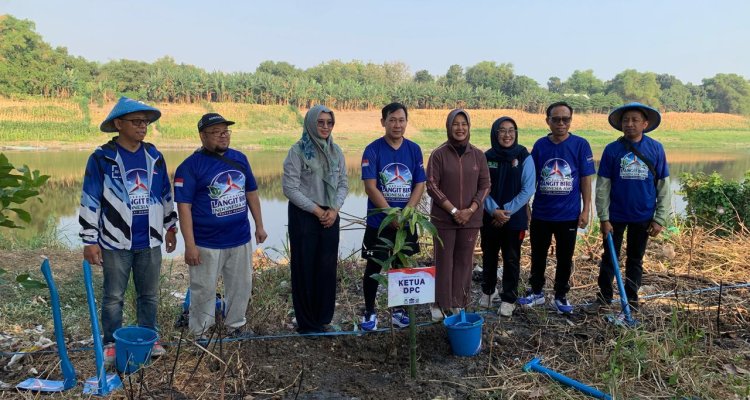 Ketua DPC Partai Demokrat Bojonegoro Sukur Priyanto bersama Wakil Bupati Bojonegoro Hj. Nurul Azizah dan kader Demokrat dalam Gerakan Langit Biru Indonesia Asri di tepi Bengawan Solo, Desa Kauman.