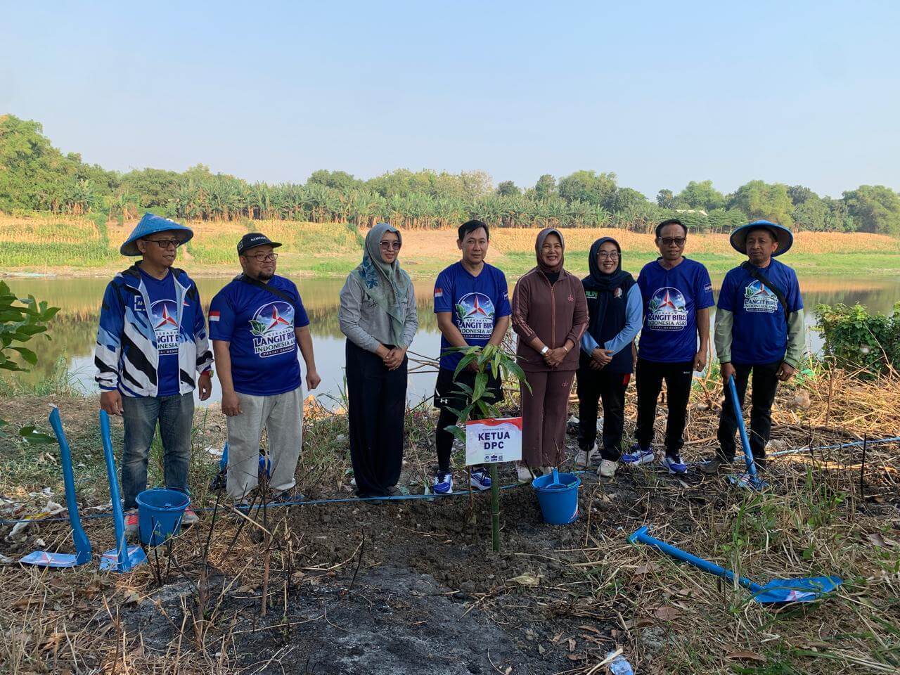 Ketua DPC Partai Demokrat Bojonegoro Sukur Priyanto bersama Wakil Bupati Bojonegoro Hj. Nurul Azizah dan kader Demokrat dalam Gerakan Langit Biru Indonesia Asri di tepi Bengawan Solo, Desa Kauman.