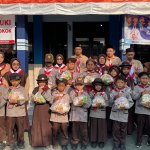 Kepala SDN Campurejo I bersama guru, murid dan peserta kegiatan berfoto bersama usai pelaksanaan Bulan Bakti Sosial dalam rangka memperingati Hari Pramuka ke-65 di TK Putra Bangsa, Bojonegoro.