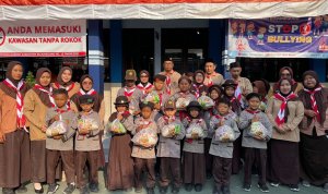 Kepala SDN Campurejo I bersama guru, murid dan peserta kegiatan berfoto bersama usai pelaksanaan Bulan Bakti Sosial dalam rangka memperingati Hari Pramuka ke-65 di TK Putra Bangsa, Bojonegoro.