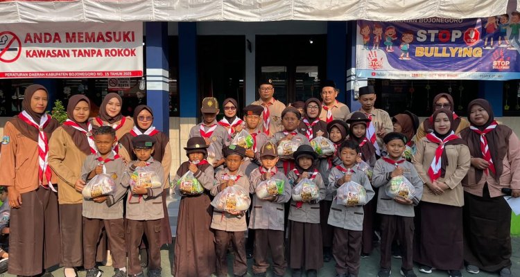 Kepala SDN Campurejo I bersama guru, murid dan peserta kegiatan berfoto bersama usai pelaksanaan Bulan Bakti Sosial dalam rangka memperingati Hari Pramuka ke-65 di TK Putra Bangsa, Bojonegoro.