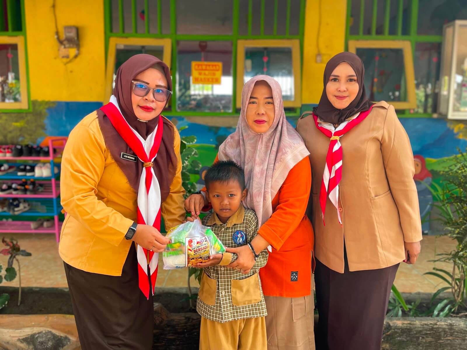 Kepala SDN Campurejo I Rina Susilowati, S.Pd bersama guru dan murid TK Putra Bangsa mengikuti kegiatan edukasi sebagai bagian dari Bulan Bakti Sosial dalam rangka memperingati Hari Pramuka ke-65 di Bojonegoro.